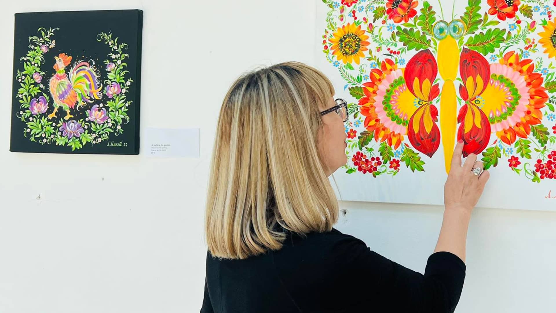 Lyudmila Makei examines a painting of flowers